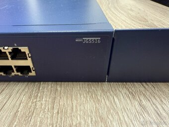 Netgear ProSafe JGS516v1 1gbps 16port switch - 4