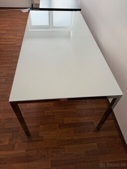 Skleněný jídelní stůl - 4