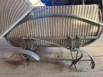 Starožitný proutěný kočárek pro miminko, pérák, k renovaci - 4