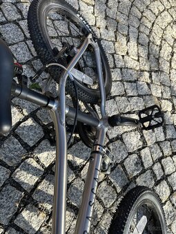 Rascal 16, šedá metalíza - 4