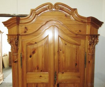 Stylová vyřezávaná šatní skříň z borovice - masiv - 4