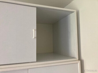 Skříňka nízká bílá s posuvnými dveřmi za 400 kč - 4