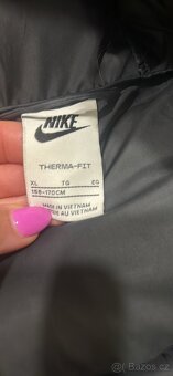 Krásný černý péřový kabát značky Nike - 4