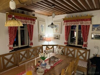 Dřevěná garnýž z masivu s policí na míru. - 4