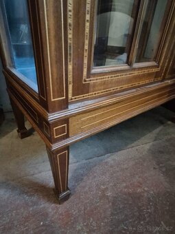 Stylová vitrína s intarzií - 4