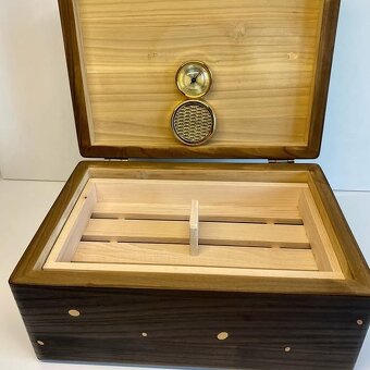 Humidor s mosazným zdobením - 4
