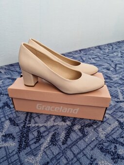 Svatební šaty, boty, květiny - 4