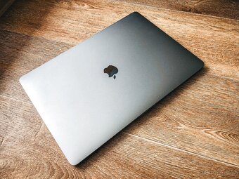 MacBook Pro 2019 - 16" / i9 / 32GB RAM / 1TB SSD / 5500M 4G - 4