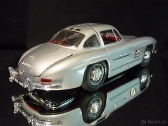 Mercedes Benz 300 SL stříbrný Bburago 1/18 - 4