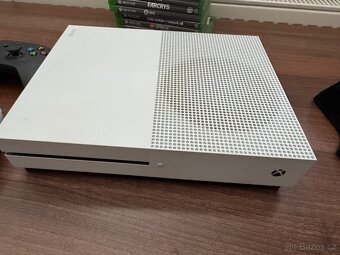 Prodám Xbox One S (1TB) + 2 ovladače + 9 her + příslušenství - 4