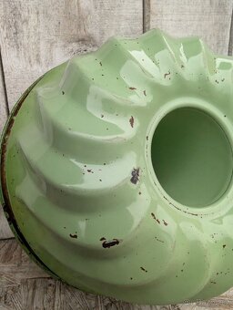 Forma na bábovku v zeleném kabátku. - 4