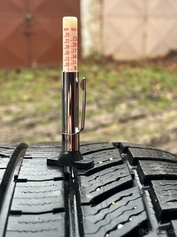 Prodam 2 ks zimnich pneu Continental 235/55r19 - 4