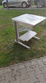 Prodám kancelářský kovový stolek na počítač - 4