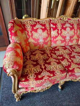 Bohatě vyřezávaná sofa - 4
