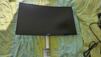 Samsung 27" Curved Monitor - 4