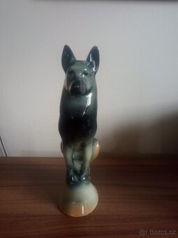 Porcelánový pes-vlčák,výška 25 cm,pravé ucho mírně ťuklé - 4
