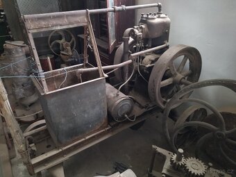 Starý stabilní motor SLAVIA 4HP - 4