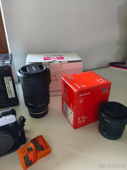Sony A6400 s battery gripem REZERVACE + objektivy - 4