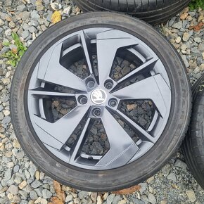 ŠKODA Octavia R18 pneu 225/45/18 - 4
