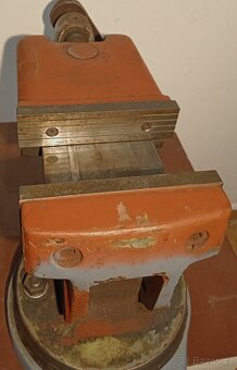 Naklápěcí svěrák Vihorlat strojní otočný 150mm - 4