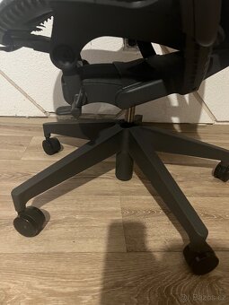 HERMAN MILLER Mirra s opěrkou Butterfly - 4