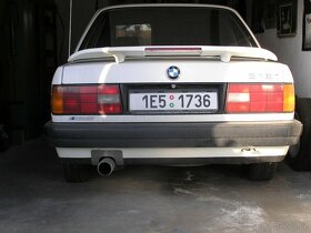 BMW E30 dobové rádio a hřebenové řízení - 4