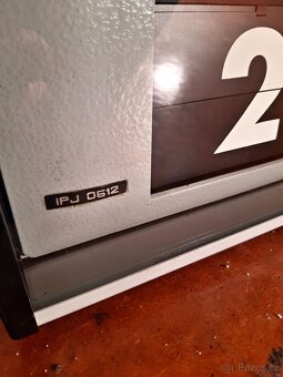 Funkční překlápěcí hodiny Pragotron IPJ0612 z roku 1985 - 4