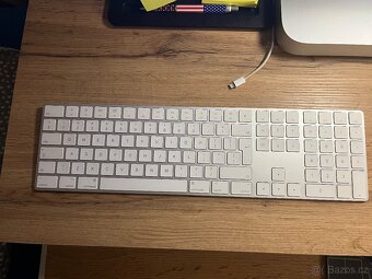 Apple Mac min set s monitorem a klávesnicí. - 4