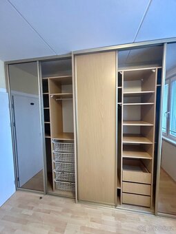 Velká šatní skříň vestavná - 4