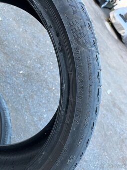 225/40R19 - 4