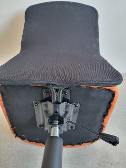 Pohodlná polohovatelná dětská pracovní židle ke stolu oranžo - 4