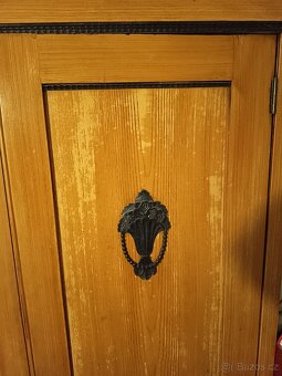 Zachovalé starožitné skříně + noční stolky - 4