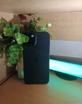 iPhone 15 - 128 GB - Plně funkční, výborný
Cena: [11000] 💰 - 4