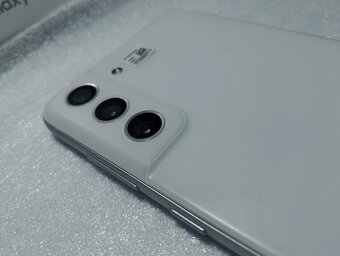 Mobilní telefon Samsung Galaxy S21 FE 5G 128GB bílá - 4