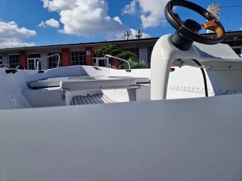 Laminátový člun L430 LX trimaran s Mercury 5 hp a přívěsem - 4