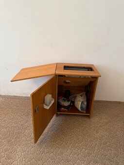 Skříňka se šicím strojem Veritas a příslušenstvím - 4