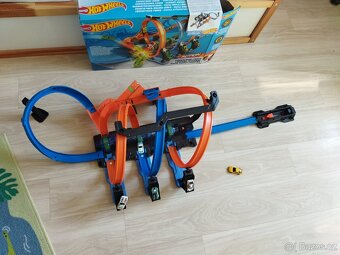 Hotwheels Action dráha na baterky - 4