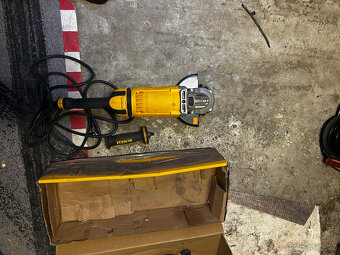 Úhlová bruska 180mm DeWALT DWE4557 - 4