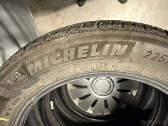 prodám zimní 225/55/18 Michelin - 4