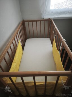 Dětská postýlka, matrace, prostěradla, mantinely - 4