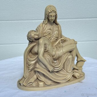 Stará socha Pieta dle Michelangela masivní 3 kg 2 900 Kč - 4
