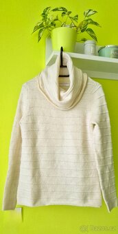 Elegantní dámský svetřík se zlatými nitkami - 4