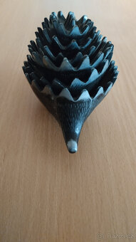 Retrosouprava kovových popelníků ve tvaru ježka - 4