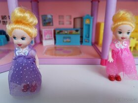 Domeček pro malé panenky, komplet vybavený, s panenkami - 4