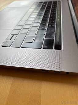 Apple MacBook Pro 15 s touch bar - 4