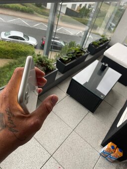 iPhone 11 64 GB - 4
