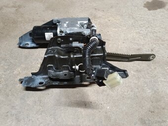 Honda Accord 7G combi - motor kufru 0890010-A - 4