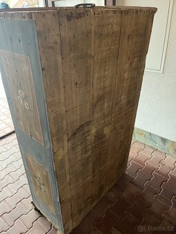 Stará malovaná skříň - 4