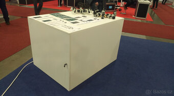 Stoly skříňky boxy koberec stojan - z expozice - 4