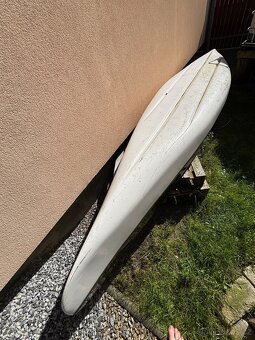 Zelená laminátová kánoe – ideální parťačka na vodu - 4
